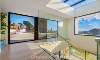 Villa arquitectónica moderna con vistas al mar y un gimnasio profesional en venta en El Madroñal, Benahavís - Marbella 793760 