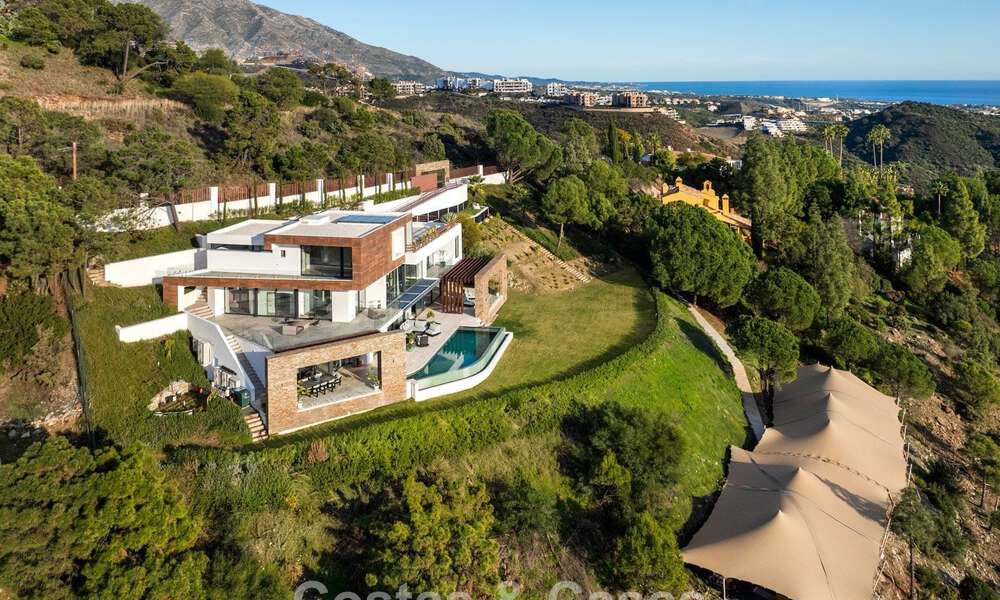 Villa arquitectónica moderna con vistas al mar y un gimnasio profesional en venta en El Madroñal, Benahavís - Marbella 793761
