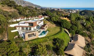 Villa arquitectónica moderna con vistas al mar y un gimnasio profesional en venta en El Madroñal, Benahavís - Marbella 793761 
