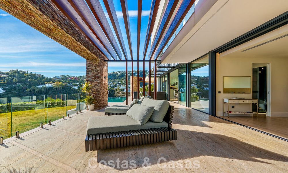 Villa arquitectónica moderna con vistas al mar y un gimnasio profesional en venta en El Madroñal, Benahavís - Marbella 793762