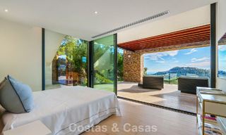 Villa arquitectónica moderna con vistas al mar y un gimnasio profesional en venta en El Madroñal, Benahavís - Marbella 793763 