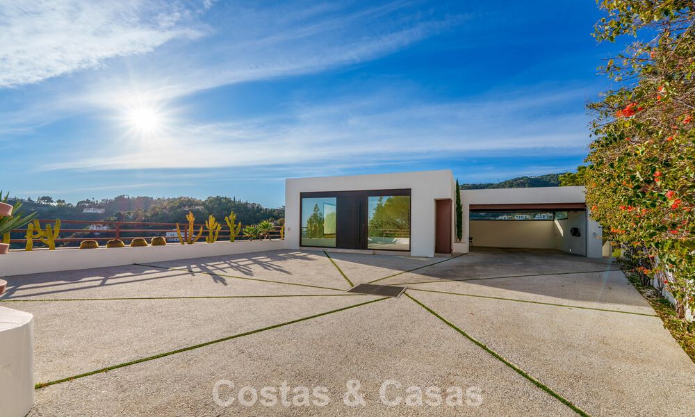 Villa arquitectónica moderna con vistas al mar y un gimnasio profesional en venta en El Madroñal, Benahavís - Marbella 793764
