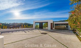 Villa arquitectónica moderna con vistas al mar y un gimnasio profesional en venta en El Madroñal, Benahavís - Marbella 793764 