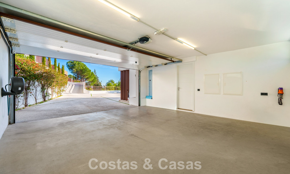 Villa arquitectónica moderna con vistas al mar y un gimnasio profesional en venta en El Madroñal, Benahavís - Marbella 793765