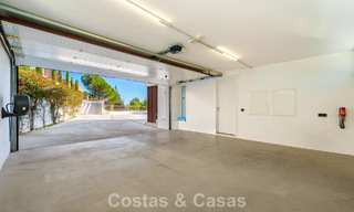 Villa arquitectónica moderna con vistas al mar y un gimnasio profesional en venta en El Madroñal, Benahavís - Marbella 793765 