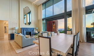 Villa arquitectónica moderna con vistas al mar y un gimnasio profesional en venta en El Madroñal, Benahavís - Marbella 793766 