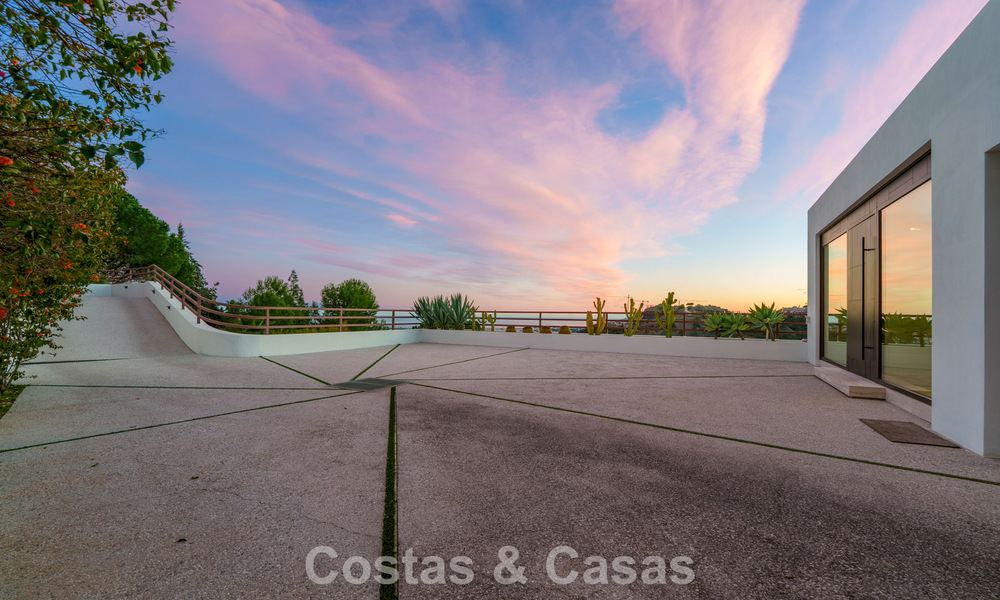 Villa arquitectónica moderna con vistas al mar y un gimnasio profesional en venta en El Madroñal, Benahavís - Marbella 793767