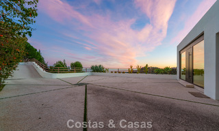 Villa arquitectónica moderna con vistas al mar y un gimnasio profesional en venta en El Madroñal, Benahavís - Marbella 793767 