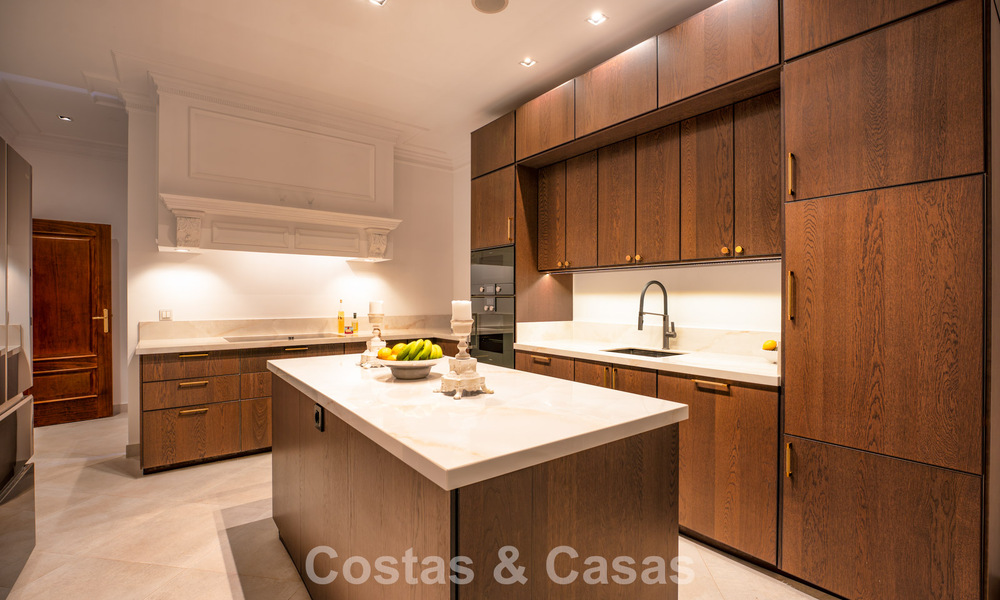 Elegante villa andaluza con vistas panorámicas al mar en venta en El Madroñal, Benahavís - Marbella 793821