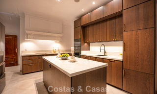 Elegante villa andaluza con vistas panorámicas al mar en venta en El Madroñal, Benahavís - Marbella 793821 