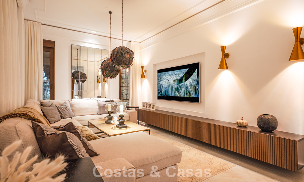 Elegante villa andaluza con vistas panorámicas al mar en venta en El Madroñal, Benahavís - Marbella 793823