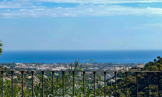 Elegante villa andaluza con vistas panorámicas al mar en venta en El Madroñal, Benahavís - Marbella 793826 