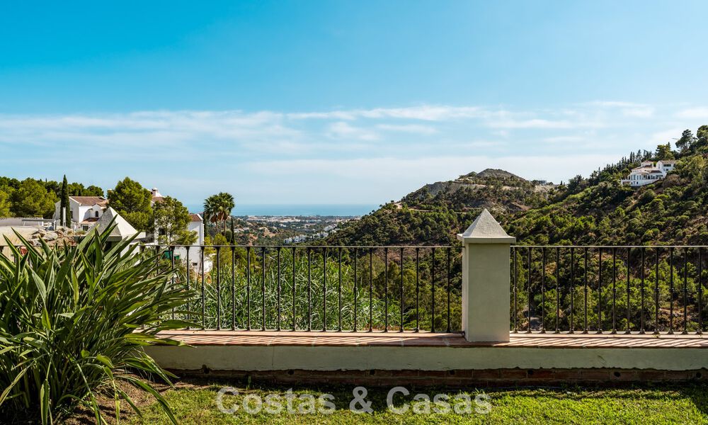 Elegante villa andaluza con vistas panorámicas al mar en venta en El Madroñal, Benahavís - Marbella 793828