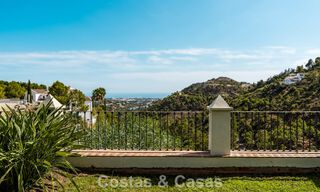 Elegante villa andaluza con vistas panorámicas al mar en venta en El Madroñal, Benahavís - Marbella 793828 