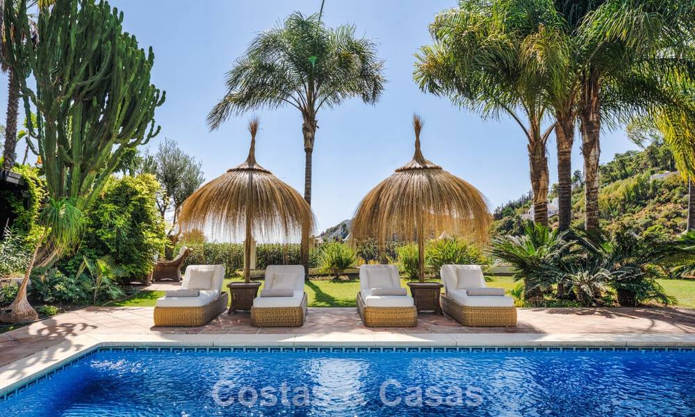 Elegante villa andaluza con vistas panorámicas al mar en venta en El Madroñal, Benahavís - Marbella 793832