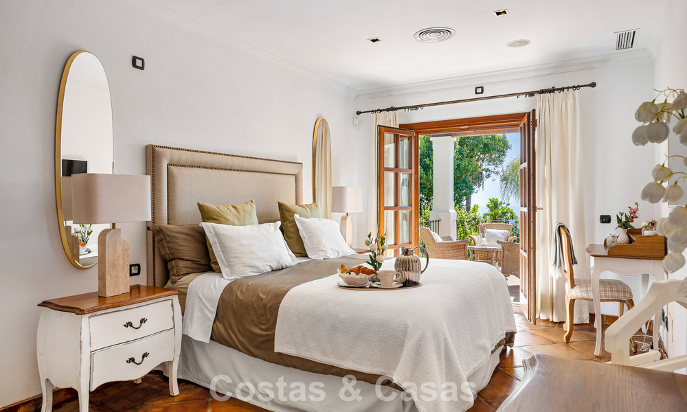 Elegante villa andaluza con vistas panorámicas al mar en venta en El Madroñal, Benahavís - Marbella 793836