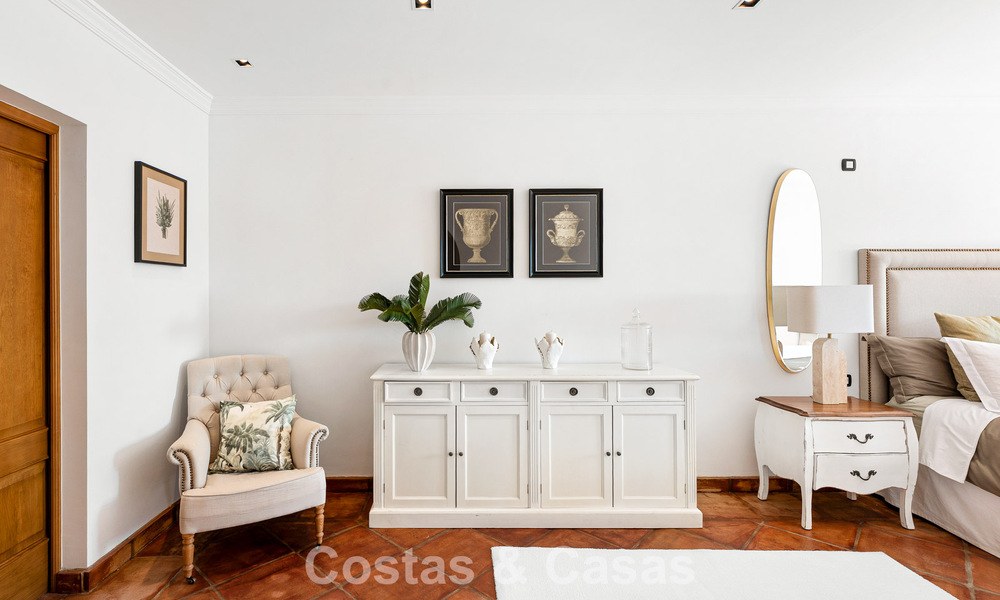 Elegante villa andaluza con vistas panorámicas al mar en venta en El Madroñal, Benahavís - Marbella 793837