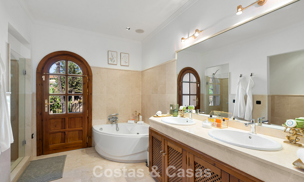 Elegante villa andaluza con vistas panorámicas al mar en venta en El Madroñal, Benahavís - Marbella 793838