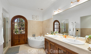 Elegante villa andaluza con vistas panorámicas al mar en venta en El Madroñal, Benahavís - Marbella 793838 