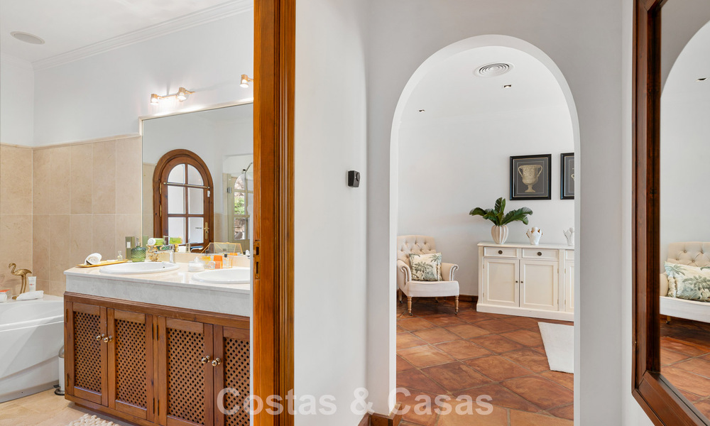 Elegante villa andaluza con vistas panorámicas al mar en venta en El Madroñal, Benahavís - Marbella 793839