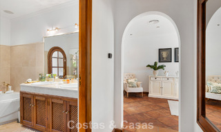 Elegante villa andaluza con vistas panorámicas al mar en venta en El Madroñal, Benahavís - Marbella 793839 