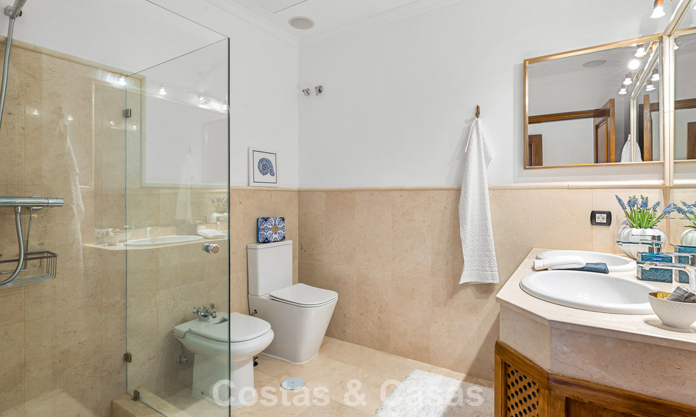 Elegante villa andaluza con vistas panorámicas al mar en venta en El Madroñal, Benahavís - Marbella 793840