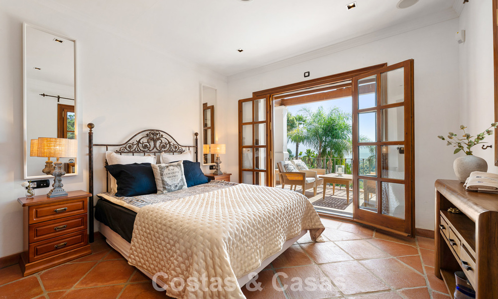 Elegante villa andaluza con vistas panorámicas al mar en venta en El Madroñal, Benahavís - Marbella 793841