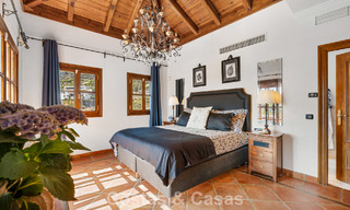 Elegante villa andaluza con vistas panorámicas al mar en venta en El Madroñal, Benahavís - Marbella 793843 