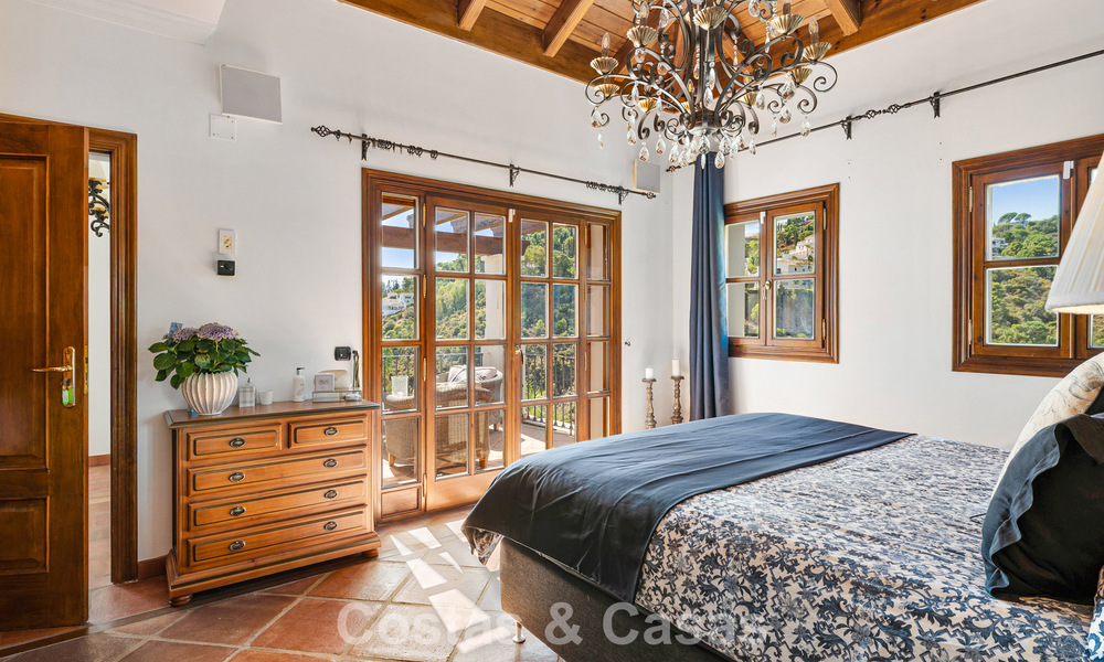 Elegante villa andaluza con vistas panorámicas al mar en venta en El Madroñal, Benahavís - Marbella 793844