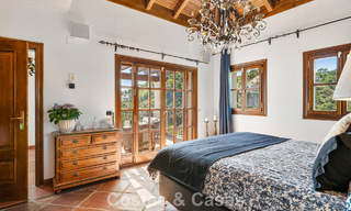 Elegante villa andaluza con vistas panorámicas al mar en venta en El Madroñal, Benahavís - Marbella 793844 