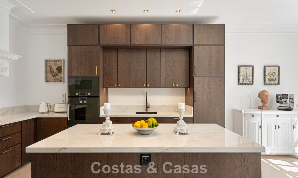 Elegante villa andaluza con vistas panorámicas al mar en venta en El Madroñal, Benahavís - Marbella 793846