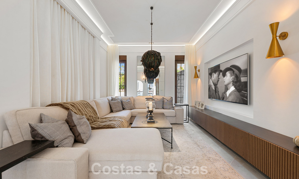 Elegante villa andaluza con vistas panorámicas al mar en venta en El Madroñal, Benahavís - Marbella 793849