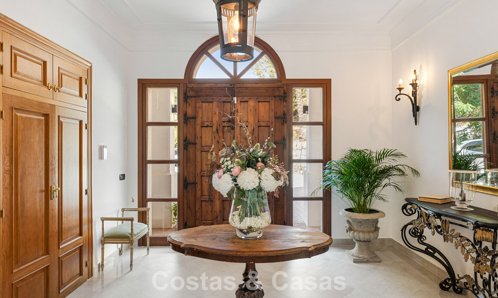 Elegante villa andaluza con vistas panorámicas al mar en venta en El Madroñal, Benahavís - Marbella 793850