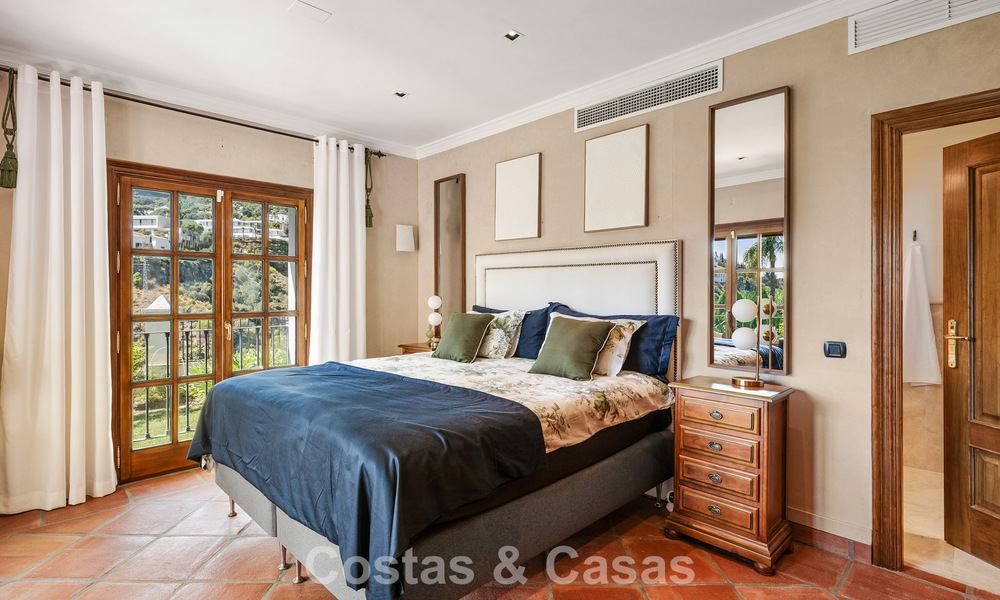 Elegante villa andaluza con vistas panorámicas al mar en venta en El Madroñal, Benahavís - Marbella 793851