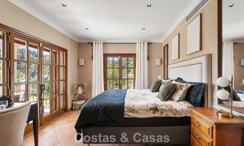 Elegante villa andaluza con vistas panorámicas al mar en venta en El Madroñal, Benahavís - Marbella 793852