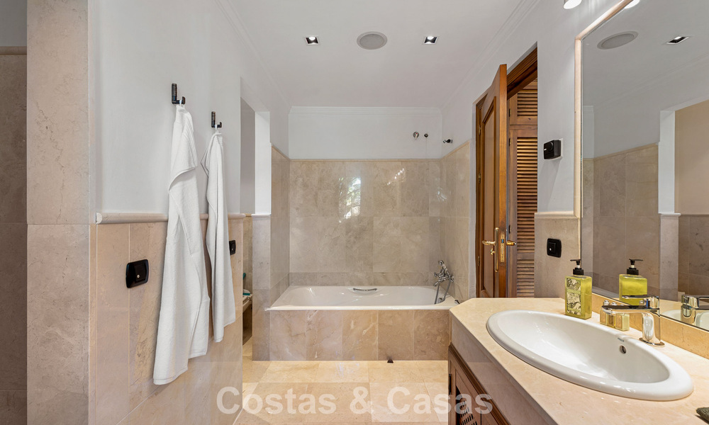 Elegante villa andaluza con vistas panorámicas al mar en venta en El Madroñal, Benahavís - Marbella 793853