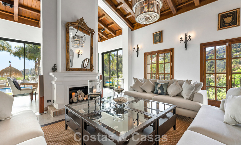 Elegante villa andaluza con vistas panorámicas al mar en venta en El Madroñal, Benahavís - Marbella 793854