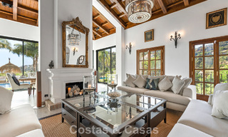 Elegante villa andaluza con vistas panorámicas al mar en venta en El Madroñal, Benahavís - Marbella 793854 