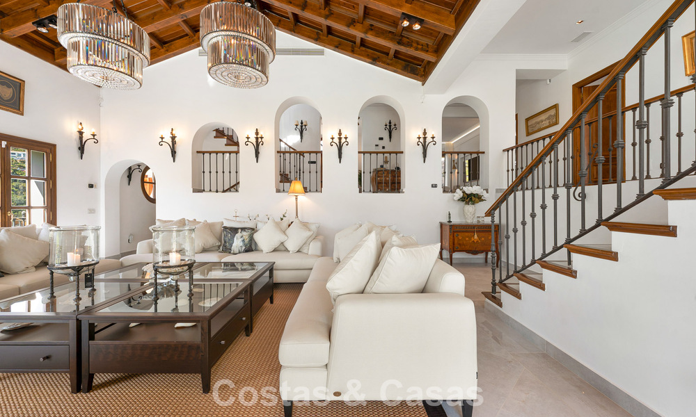 Elegante villa andaluza con vistas panorámicas al mar en venta en El Madroñal, Benahavís - Marbella 793855