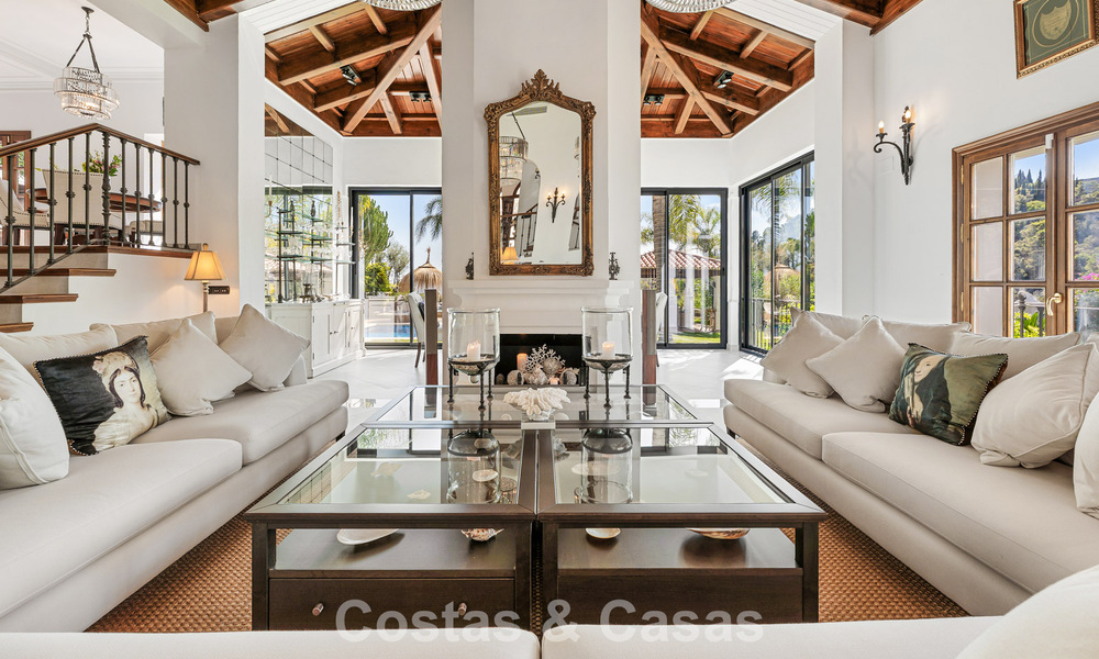 Elegante villa andaluza con vistas panorámicas al mar en venta en El Madroñal, Benahavís - Marbella 793856