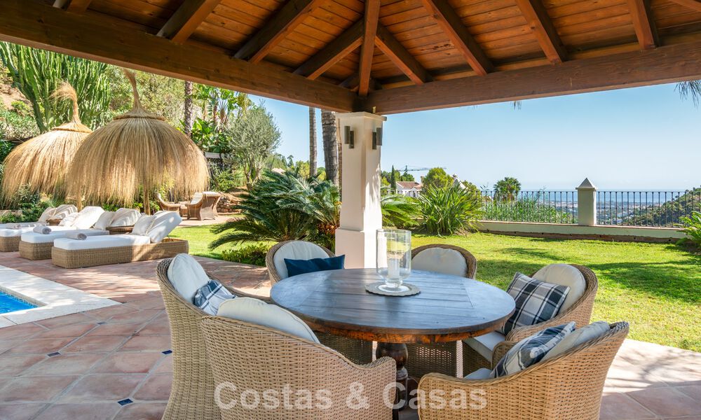 Elegante villa andaluza con vistas panorámicas al mar en venta en El Madroñal, Benahavís - Marbella 793859