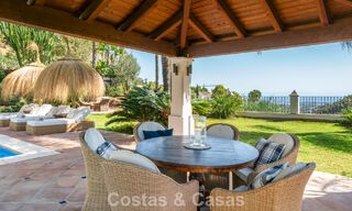 Elegante villa andaluza con vistas panorámicas al mar en venta en El Madroñal, Benahavís - Marbella 793859 
