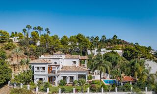 Elegante villa andaluza con vistas panorámicas al mar en venta en El Madroñal, Benahavís - Marbella 793861 