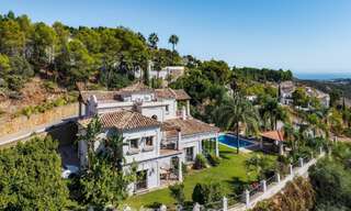 Elegante villa andaluza con vistas panorámicas al mar en venta en El Madroñal, Benahavís - Marbella 793862 