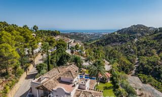 Elegante villa andaluza con vistas panorámicas al mar en venta en El Madroñal, Benahavís - Marbella 793863 