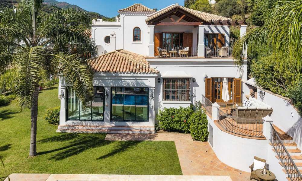 Elegante villa andaluza con vistas panorámicas al mar en venta en El Madroñal, Benahavís - Marbella 793864
