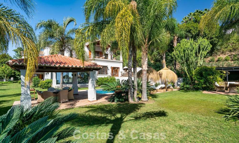 Elegante villa andaluza con vistas panorámicas al mar en venta en El Madroñal, Benahavís - Marbella 793865