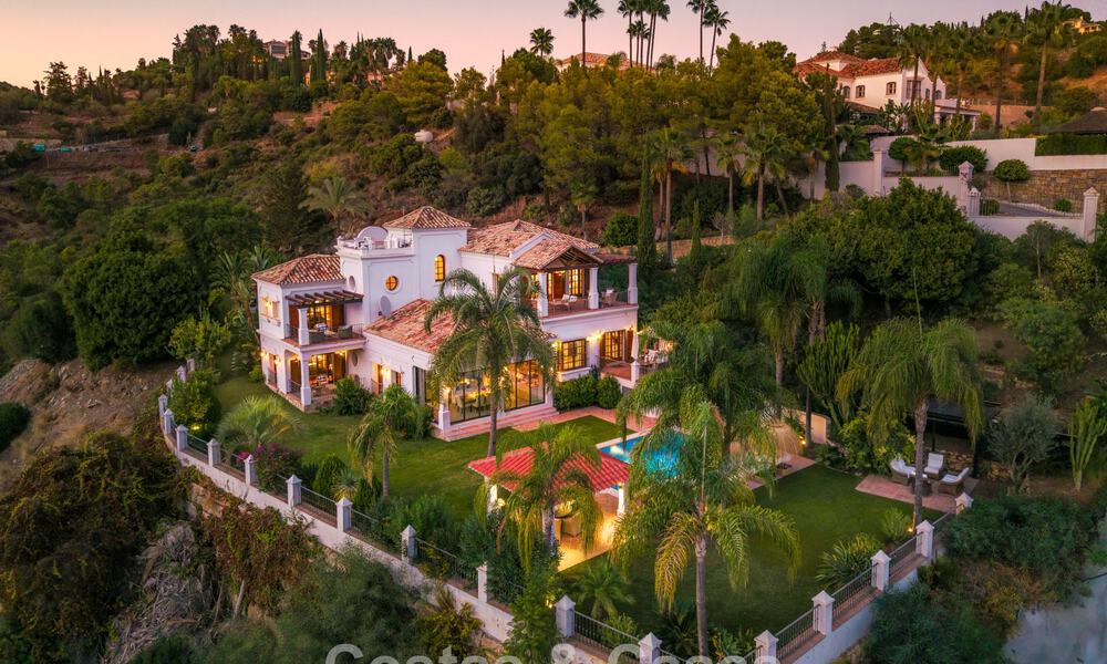 Elegante villa andaluza con vistas panorámicas al mar en venta en El Madroñal, Benahavís - Marbella 793866