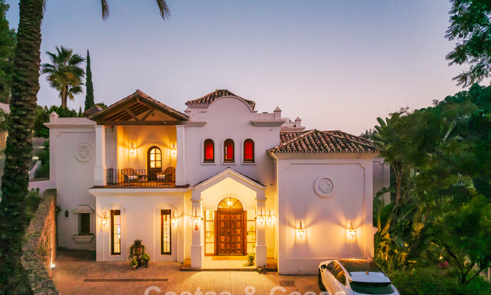 Elegante villa andaluza con vistas panorámicas al mar en venta en El Madroñal, Benahavís - Marbella 793867