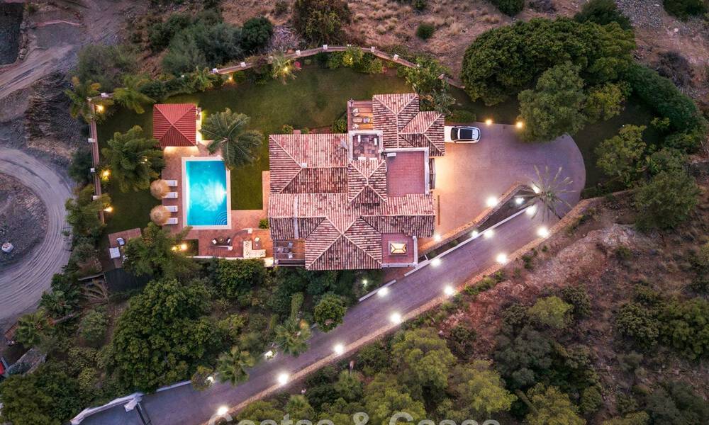 Elegante villa andaluza con vistas panorámicas al mar en venta en El Madroñal, Benahavís - Marbella 793868